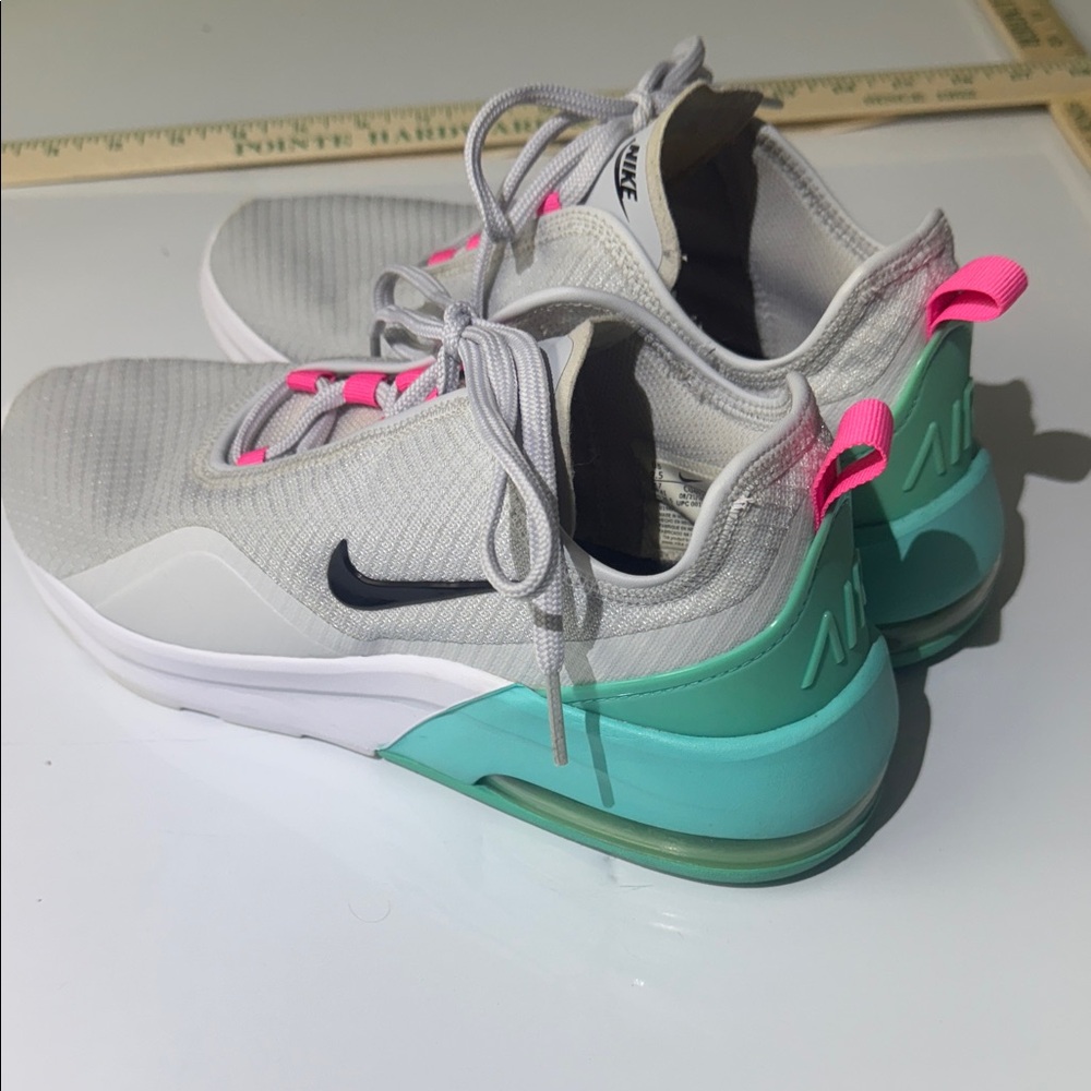 Nike Womens Air Max Motion 2 - Gray Running Shoes Sneakers Size 9.5 - Like New! - Picture 3 of 13